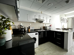Charming Dubai Marina 1 BDR Apt steps away from Metro Station, Dubai